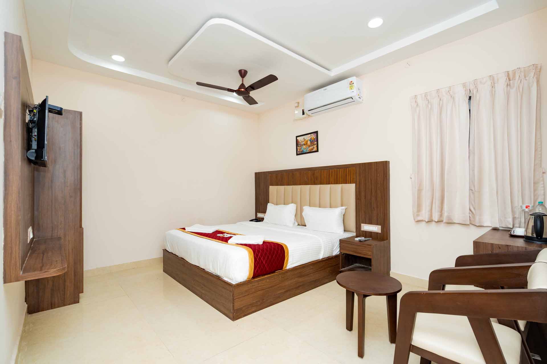superior double bed — view 1